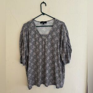 Como Black herringbone pattern black and white V neck top short sleeves size 2X